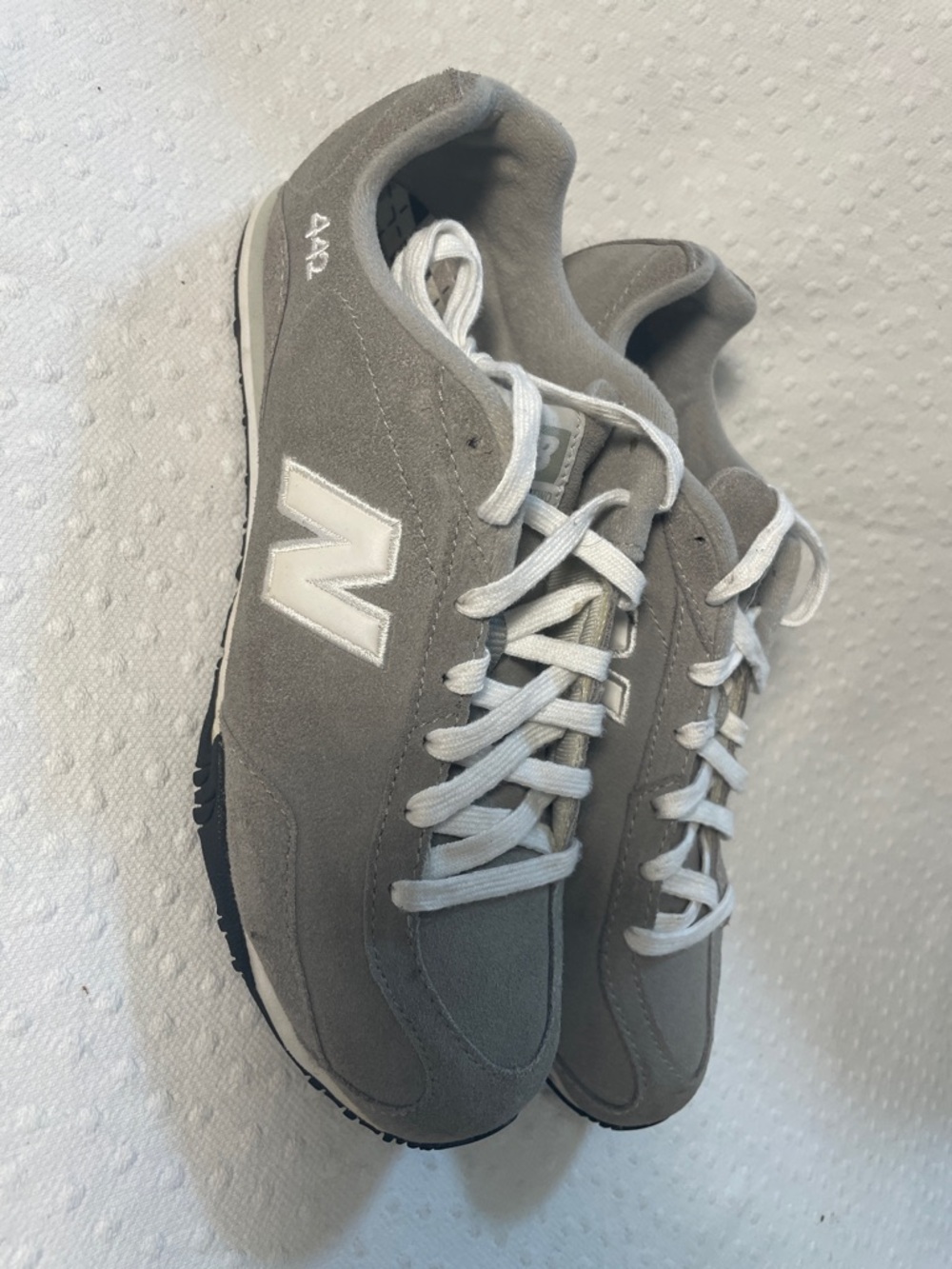New Balance 424 women’s 8.5/ 40 grey/ white leather low rise sneaker